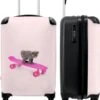 NoBoringSuitcases.com® Kinderkoffer - Handbagage Kinderen - Kitten - Skateboard - Roze - Meisjes - Kinderen - Trollet Op Wieltjes - Past Binnen 55x40x20 Cm En 55x35x25 Cm - Koffer Meisje -Bagageopslag 1000x1200