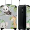 NoBoringSuitcases.com® Koffer - Jungle - Panda - Olifant - Giraffe - Kinderen - Past Binnen 55x40x20 Cm En 55x35x25 Cm - Handbagage - Trolley - Fotokoffer - Cabin Size - Print 1 NoBoringSuitcases.com® Koffer - Jungle - Panda - Olifant - Giraffe - Kinderen - Past Binnen 55x40x20 Cm En 55x35x25 Cm - Handbagage - Trolley - Fotokoffer - Cabin Size - Print -Bagageopslag 1000x1200 3