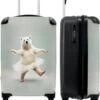 NoBoringSuitcases.com® Koffer - IJsbeer - Rok - Wit - Portret - Dieren - Trolley Op Wieltjes - Reiskoffer - Past Binnen 55x40x20 Cm En 55x35x25 Cm - Fotokoffer -Bagageopslag 1000x1200 4