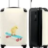 NoBoringSuitcases.com® Kinderkoffer - Trolley Op Wieltjes - Kuiken - Skateboard - Blauw - Kinderen - Dieren - Reiskoffer Kinderen - Past Binnen 55x40x20 Cm En 55x35x25 Cm - Fotokoffer 2 NoBoringSuitcases.com® Kinderkoffer - Trolley Op Wieltjes - Kuiken - Skateboard - Blauw - Kinderen - Dieren - Reiskoffer Kinderen - Past Binnen 55x40x20 Cm En 55x35x25 Cm - Fotokoffer -Bagageopslag 1000x1200 5