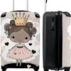 NoBoringSuitcases.com® Kinderkoffer - Trolley Op Wieltjes - Prinses - Hartjes - Kroon - Roze - Meisjes - Koffer Meisje - Past Binnen 55x40x20 Cm En 55x35x25 Cm - Reiskoffer - Fotokoffer -Bagageopslag 1000x1200 6