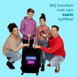 NoBoringSuitcases.com® Koffer Groot - Gaming - Quotes - Neon - Gaming Diva - Vrouwen - Trolley Koffer Met TSA-slot - Met Wielen - 90 Liter - Reiskoffer - 66 Cm -Bagageopslag 1200x1200 1345