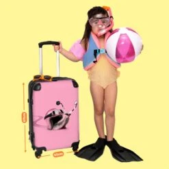 NoBoringSuitcases.com® Koffer Groot - Slak - Roze - Meisjes - Racen - Trolley Koffer Met TSA-slot - Met Wielen - 90 Liter - Reiskoffer - 66 Cm -Bagageopslag 1200x1200 1461