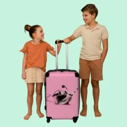 NoBoringSuitcases.com® Koffer Groot - Slak - Roze - Meisjes - Racen - Trolley Koffer Met TSA-slot - Met Wielen - 90 Liter - Reiskoffer - 66 Cm -Bagageopslag 1200x1200 1462