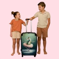 NoBoringSuitcases.com® Koffer Groot - Krokodil - Kroon - Goud - Ballet - Portret - Trolley Koffer Met TSA-slot - Met Wielen - 90 Liter - Reiskoffer - 66 Cm 16 NoBoringSuitcases.com® Koffer Groot - Krokodil - Kroon - Goud - Ballet - Portret - Trolley Koffer Met TSA-slot - Met Wielen - 90 Liter - Reiskoffer - 66 Cm -Bagageopslag 1200x1200 1646