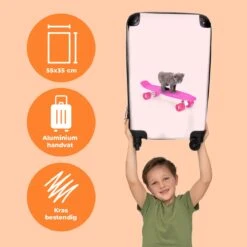 NoBoringSuitcases.com® Kinderkoffer - Handbagage Kinderen - Kitten - Skateboard - Roze - Meisjes - Kinderen - Trollet Op Wieltjes - Past Binnen 55x40x20 Cm En 55x35x25 Cm - Koffer Meisje -Bagageopslag 1200x1200 780