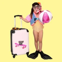 NoBoringSuitcases.com® Kinderkoffer - Handbagage Kinderen - Kitten - Skateboard - Roze - Meisjes - Kinderen - Trollet Op Wieltjes - Past Binnen 55x40x20 Cm En 55x35x25 Cm - Koffer Meisje -Bagageopslag 1200x1200 783