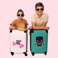 NoBoringSuitcases.com® Kinderkoffer - Handbagage Kinderen - Kitten - Skateboard - Roze - Meisjes - Kinderen - Trollet Op Wieltjes - Past Binnen 55x40x20 Cm En 55x35x25 Cm - Koffer Meisje -Bagageopslag 1200x1200 784