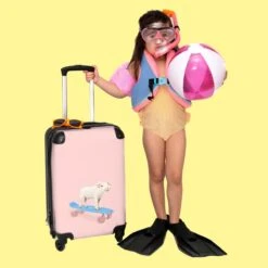 NoBoringSuitcases.com® Kinderkoffer - Trolley Kinderen - Varken - Roze - Skateboard - Kinderen - Meisje - Koffer Dieren - Past Binnen 55x40x20 Cm En 55x35x25 Cm - Reiskoffer Met Wielen -Bagageopslag 1200x1200 817