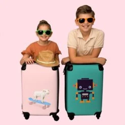 NoBoringSuitcases.com® Kinderkoffer - Trolley Kinderen - Varken - Roze - Skateboard - Kinderen - Meisje - Koffer Dieren - Past Binnen 55x40x20 Cm En 55x35x25 Cm - Reiskoffer Met Wielen -Bagageopslag 1200x1200 818