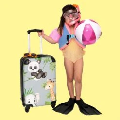 NoBoringSuitcases.com® Koffer - Jungle - Panda - Olifant - Giraffe - Kinderen - Past Binnen 55x40x20 Cm En 55x35x25 Cm - Handbagage - Trolley - Fotokoffer - Cabin Size - Print -Bagageopslag 1200x1200 835