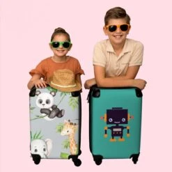 NoBoringSuitcases.com® Koffer - Jungle - Panda - Olifant - Giraffe - Kinderen - Past Binnen 55x40x20 Cm En 55x35x25 Cm - Handbagage - Trolley - Fotokoffer - Cabin Size - Print -Bagageopslag 1200x1200 838