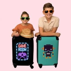 NoBoringSuitcases.com® Koffer - Trolley Op Wieltjes - Neon - Game Room - Tekst - Controller - Zwart - Reiskoffer - Past Binnen 55x40x20 Cm En 55x35x25 Cm - Koffertje - Trolley Handbagage 16 NoBoringSuitcases.com® Koffer - Trolley Op Wieltjes - Neon - Game Room - Tekst - Controller - Zwart - Reiskoffer - Past Binnen 55x40x20 Cm En 55x35x25 Cm - Koffertje - Trolley Handbagage -Bagageopslag 1200x1200 853