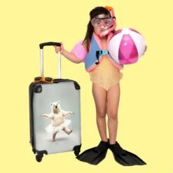 NoBoringSuitcases.com® Koffer - IJsbeer - Rok - Wit - Portret - Dieren - Trolley Op Wieltjes - Reiskoffer - Past Binnen 55x40x20 Cm En 55x35x25 Cm - Fotokoffer -Bagageopslag 1200x1200 872