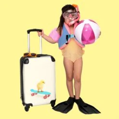 NoBoringSuitcases.com® Kinderkoffer - Trolley Op Wieltjes - Kuiken - Skateboard - Blauw - Kinderen - Dieren - Reiskoffer Kinderen - Past Binnen 55x40x20 Cm En 55x35x25 Cm - Fotokoffer -Bagageopslag 1200x1200 933