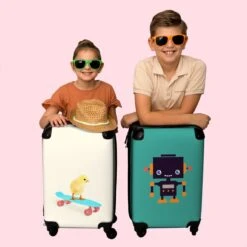 NoBoringSuitcases.com® Kinderkoffer - Trolley Op Wieltjes - Kuiken - Skateboard - Blauw - Kinderen - Dieren - Reiskoffer Kinderen - Past Binnen 55x40x20 Cm En 55x35x25 Cm - Fotokoffer -Bagageopslag 1200x1200 934