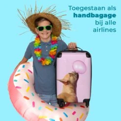 NoBoringSuitcases.com® Kinderkoffer - Hond - Dieren - Kauwgom - Roze - Kinderen - Trolley Kinderen - Past Binnen 55x40x20 Cm En 55x35x25 Cm - Reiskoffer Met Wielen - Koffertje -Bagageopslag 1200x1200 964