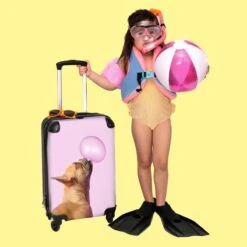 NoBoringSuitcases.com® Kinderkoffer - Hond - Dieren - Kauwgom - Roze - Kinderen - Trolley Kinderen - Past Binnen 55x40x20 Cm En 55x35x25 Cm - Reiskoffer Met Wielen - Koffertje -Bagageopslag 1200x1200 965