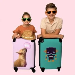 NoBoringSuitcases.com® Kinderkoffer - Hond - Dieren - Kauwgom - Roze - Kinderen - Trolley Kinderen - Past Binnen 55x40x20 Cm En 55x35x25 Cm - Reiskoffer Met Wielen - Koffertje -Bagageopslag 1200x1200 966