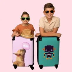 NoBoringSuitcases.com® Kinderkoffer - Hond - Dieren - Kauwgom - Roze - Kinderen - Trolley Kinderen - Past Binnen 55x40x20 Cm En 55x35x25 Cm - Reiskoffer Met Wielen - Koffertje -Bagageopslag 1200x1200 968