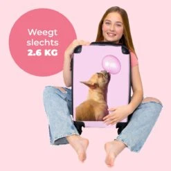 NoBoringSuitcases.com® Kinderkoffer - Hond - Dieren - Kauwgom - Roze - Kinderen - Trolley Kinderen - Past Binnen 55x40x20 Cm En 55x35x25 Cm - Reiskoffer Met Wielen - Koffertje -Bagageopslag 1200x1200 970