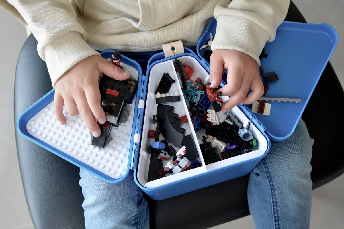 Trunki: TEEBEE Terrance Blauw - Kids Travel Toy Box, Bevat Een Leuk Activiteitenboekje, Kleurpotloden En Stickers, In Doos 15,5x18x18cm, 3+ 7 Trunki: TEEBEE Terrance Blauw - Kids Travel Toy Box, Bevat Een Leuk Activiteitenboekje, Kleurpotloden En Stickers, In Doos 15,5x18x18cm, 3+ - Afbeelding 5