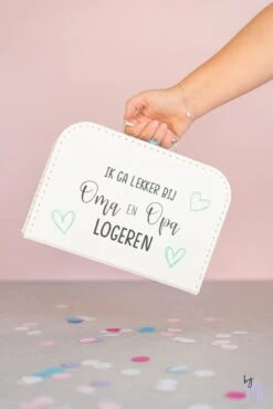 Merkloos ByMi |Koffertje Ik Ga Lekker Logeren Bij Opa En Oma| Aankondiging| Zwangerschap| Kraam Cadeau| Zwanger| Gepersonaliseerd -Bagageopslag 801x1200 16