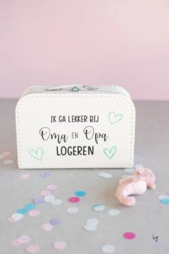 Merkloos ByMi |Koffertje Ik Ga Lekker Logeren Bij Opa En Oma| Aankondiging| Zwangerschap| Kraam Cadeau| Zwanger| Gepersonaliseerd -Bagageopslag 801x1200 17