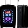 NoBoringSuitcases.com® Koffer - Trolley Op Wieltjes - Neon - Game Room - Tekst - Controller - Zwart - Reiskoffer - Past Binnen 55x40x20 Cm En 55x35x25 Cm - Koffertje - Trolley Handbagage 2 NoBoringSuitcases.com® Koffer - Trolley Op Wieltjes - Neon - Game Room - Tekst - Controller - Zwart - Reiskoffer - Past Binnen 55x40x20 Cm En 55x35x25 Cm - Koffertje - Trolley Handbagage -Bagageopslag 978x1200 3