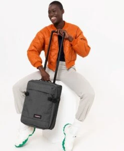 Eastpak TRANVERZ XXS Reiskoffer, Handbagage (45 X 32 X 20 Cm) - Black Denim -Bagageopslag 991x1200 2